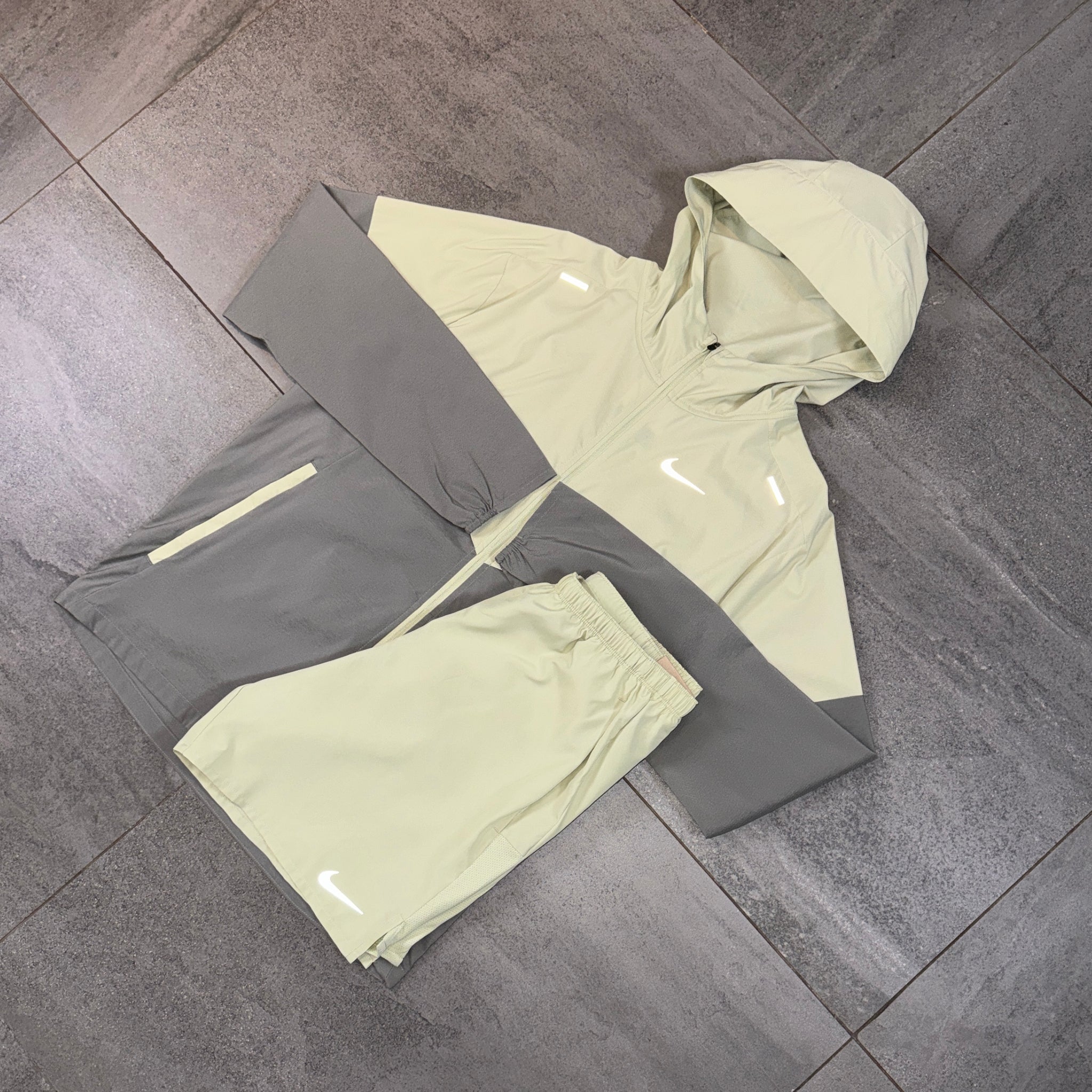 Nike Windrunner & Challenger Shorts Set 'Olive Aura'