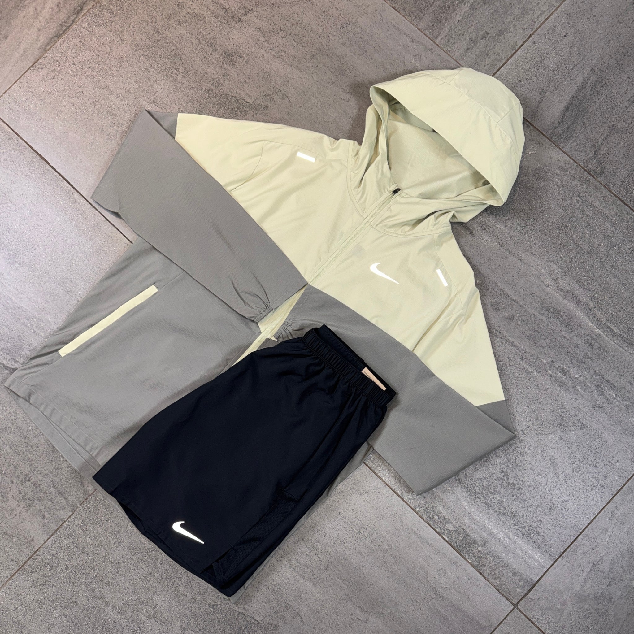 Nike Windrunner & Challenger Shorts Set 'Olive Aura/Black'