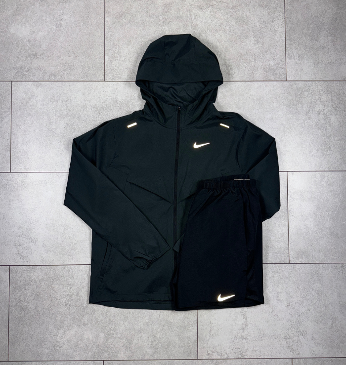 Nike running windrunner hooded jacket in black sale