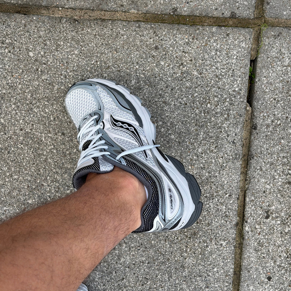 On-foot view of Saucony ProGrid Omni 9 Microchip grey trainers