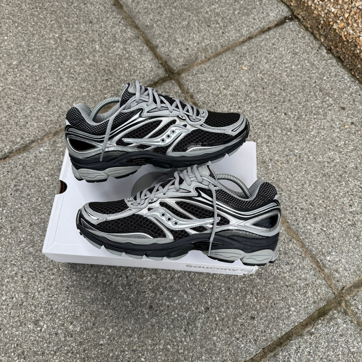 Saucony ProGrid Omni 9 Black Silver trainers pair