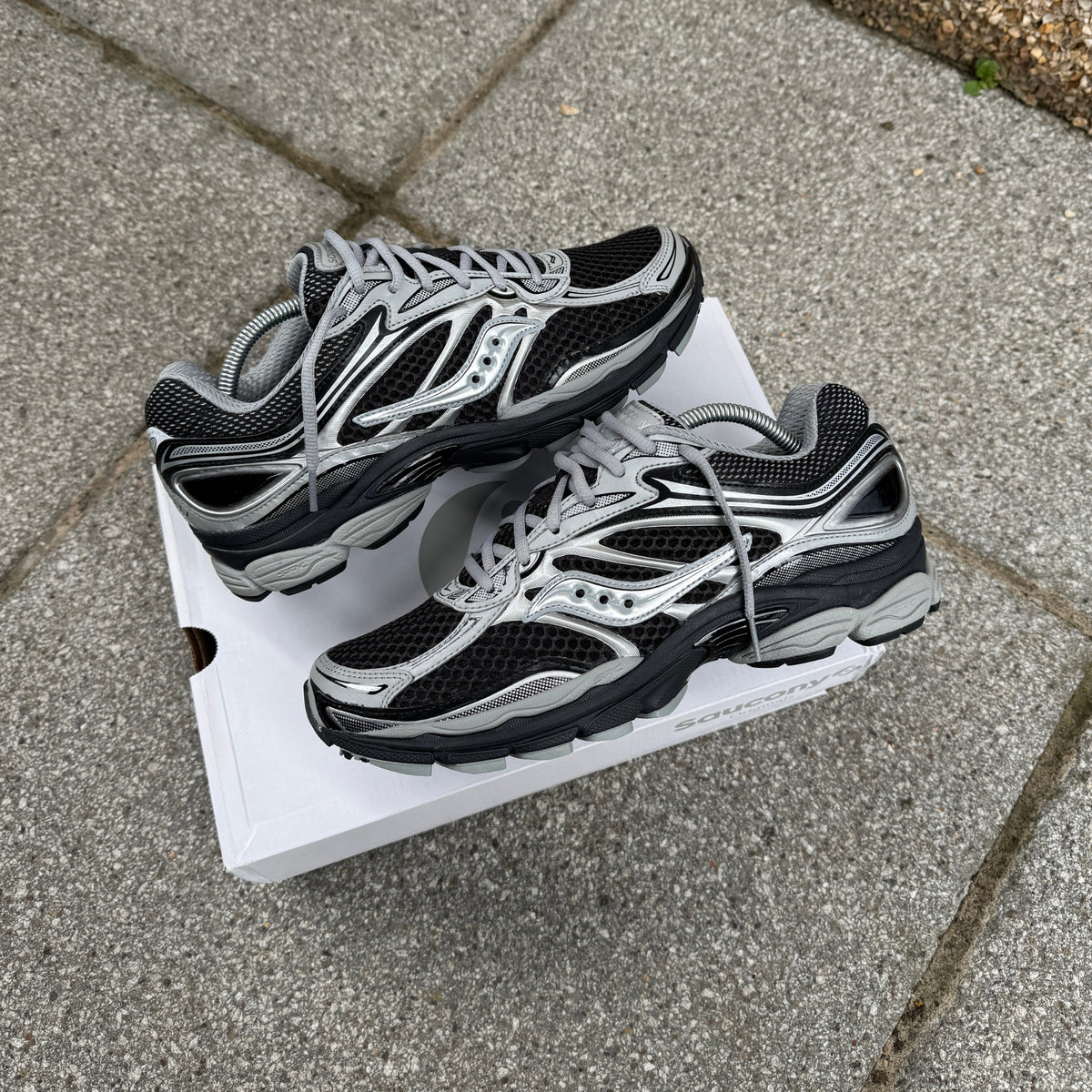 Saucony ProGrid Omni 9 Black Silver trainers product view