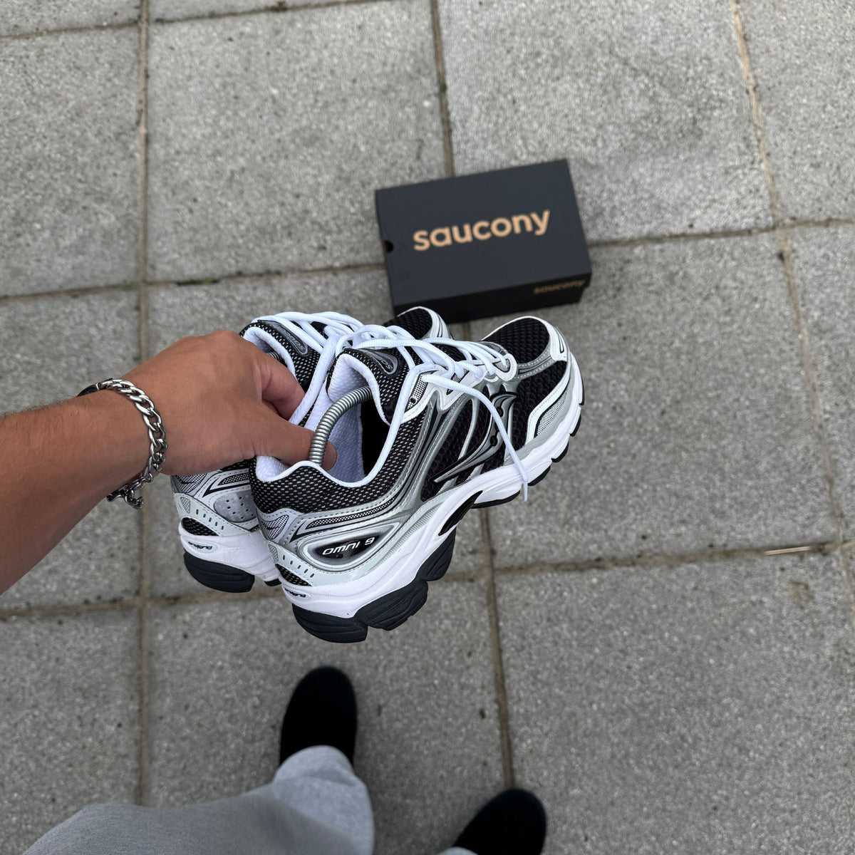 Overhead view of Saucony ProGrid Omni 9 Black White highlighting the white laces and black mesh detailing