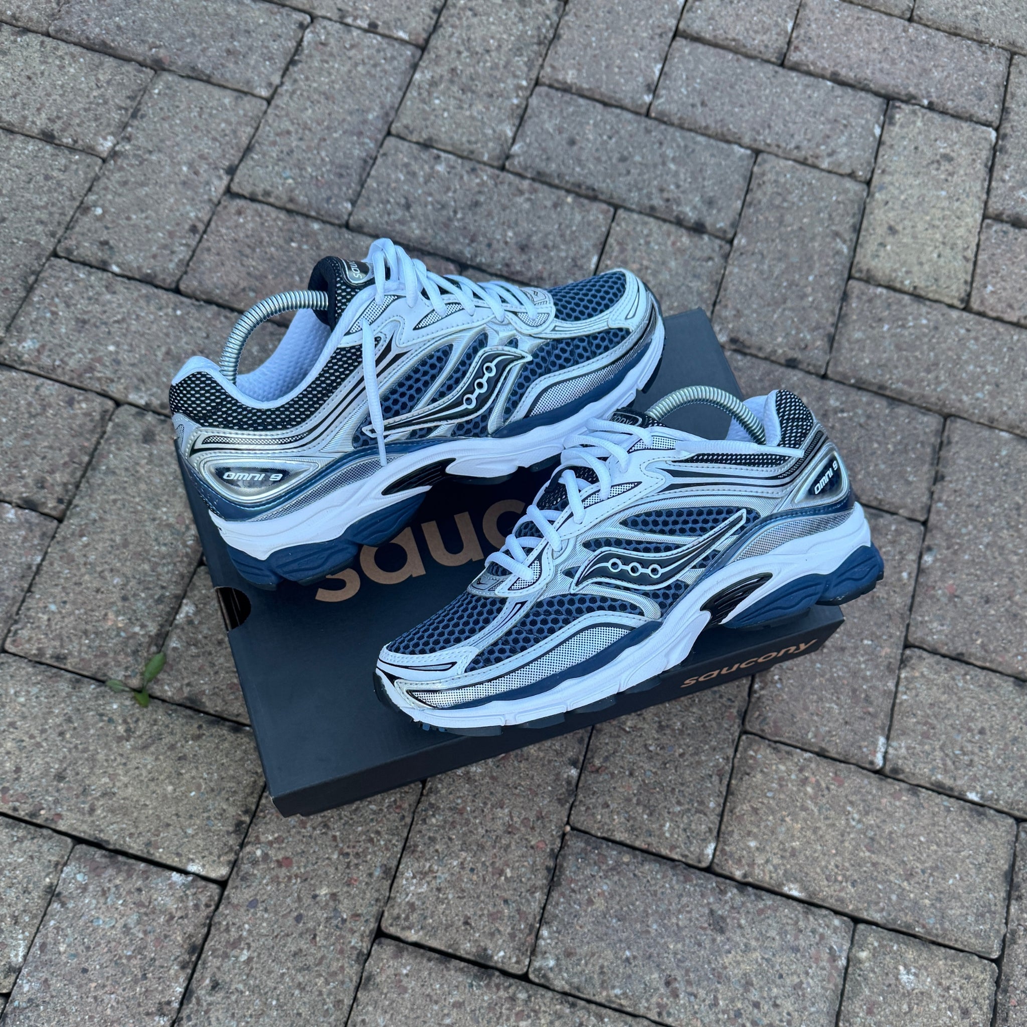 Saucony ProGrid Omni 9 Deep Navy trainers pair