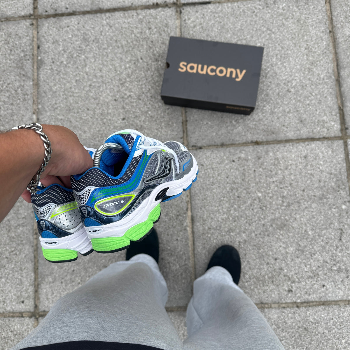 Saucony ProGrid Omni 9 Grey Slime Blue trainer detail