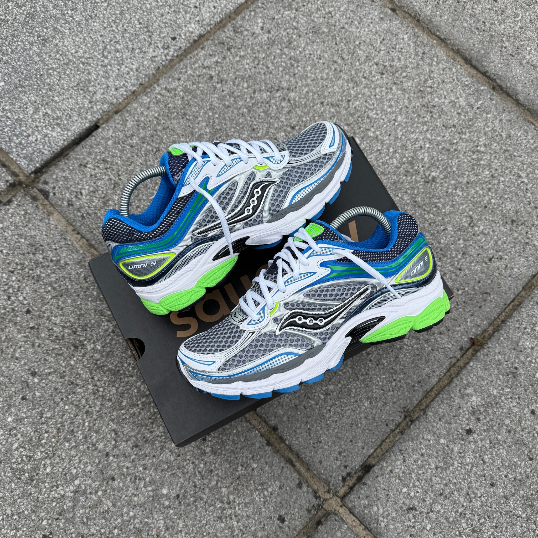 Saucony ProGrid Omni 9 Grey Slime Blue trainers