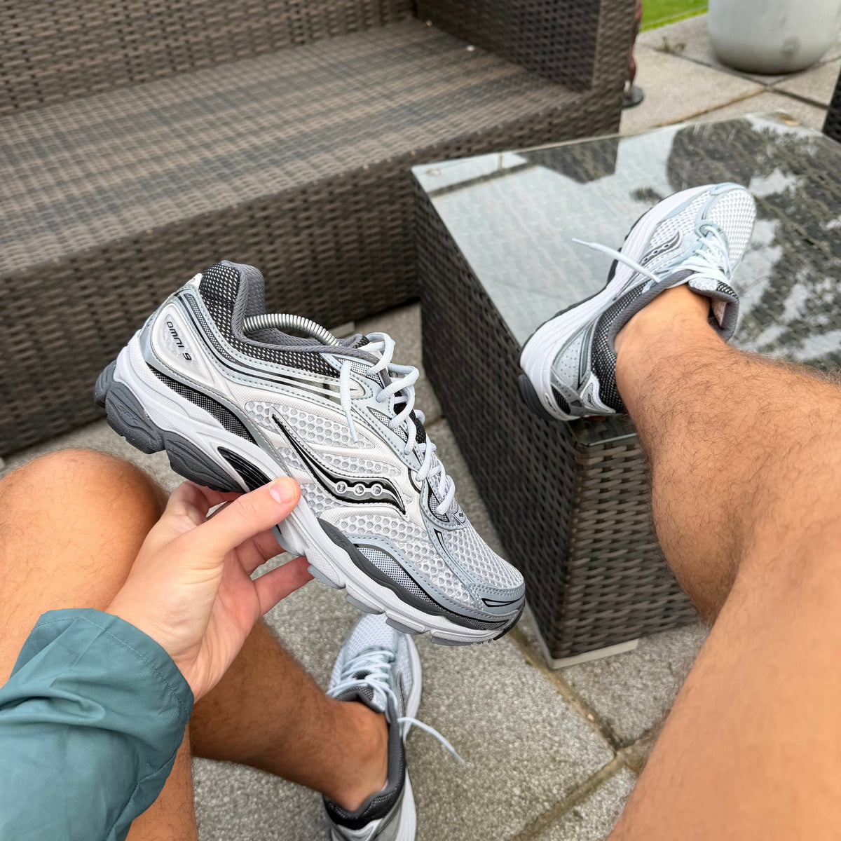 Saucony ProGrid Omni 9 Microchip grey trainers