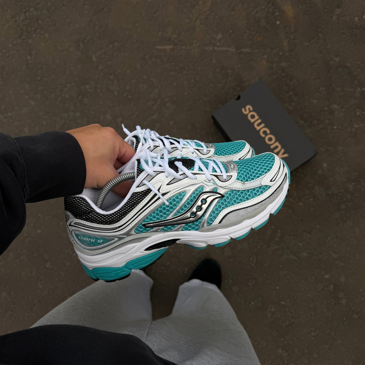 Saucony ProGrid Omni 9 Tranquil trainers on foot
