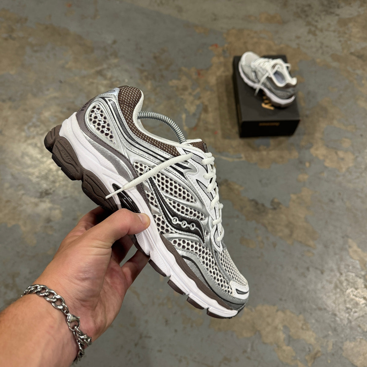 Saucony ProGrid Omni 9 White Brown trainers