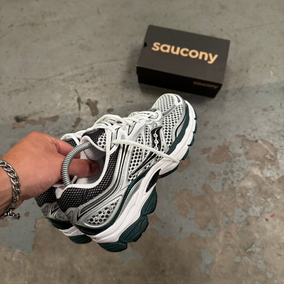 Saucony ProGrid Omni 9 White Pine Green trainers product view