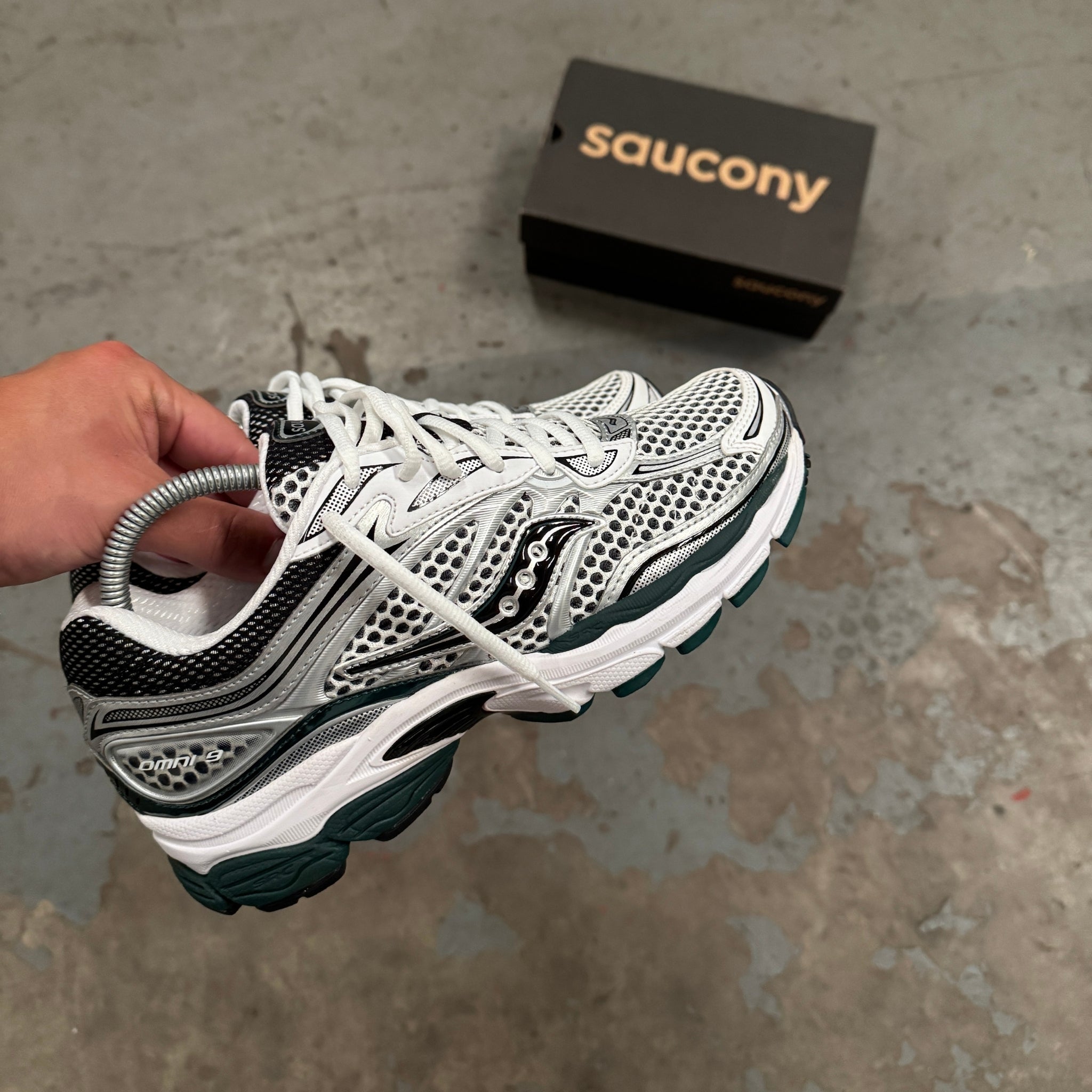 Saucony ProGrid Omni 9 White Pine Green side view