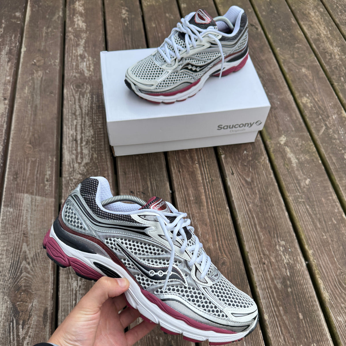 Saucony ProGrid Omni 9 White Silver Red trainer detail
