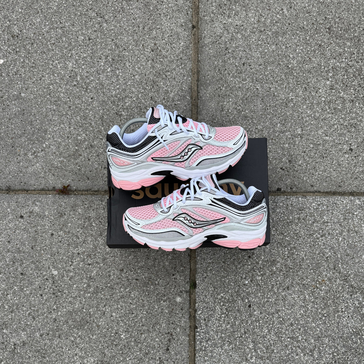 Saucony ProGrid Omni 9 White Touch trainers top view