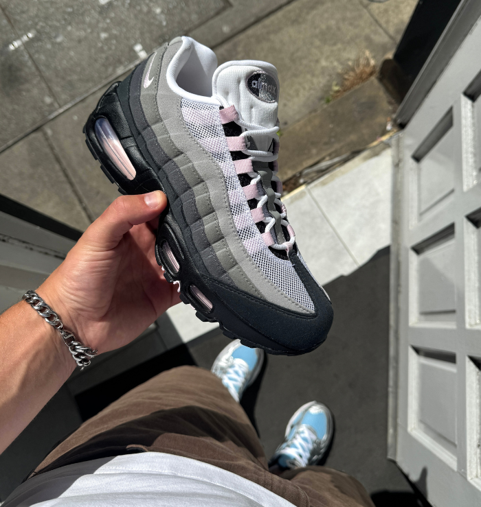 nike pink foam 95