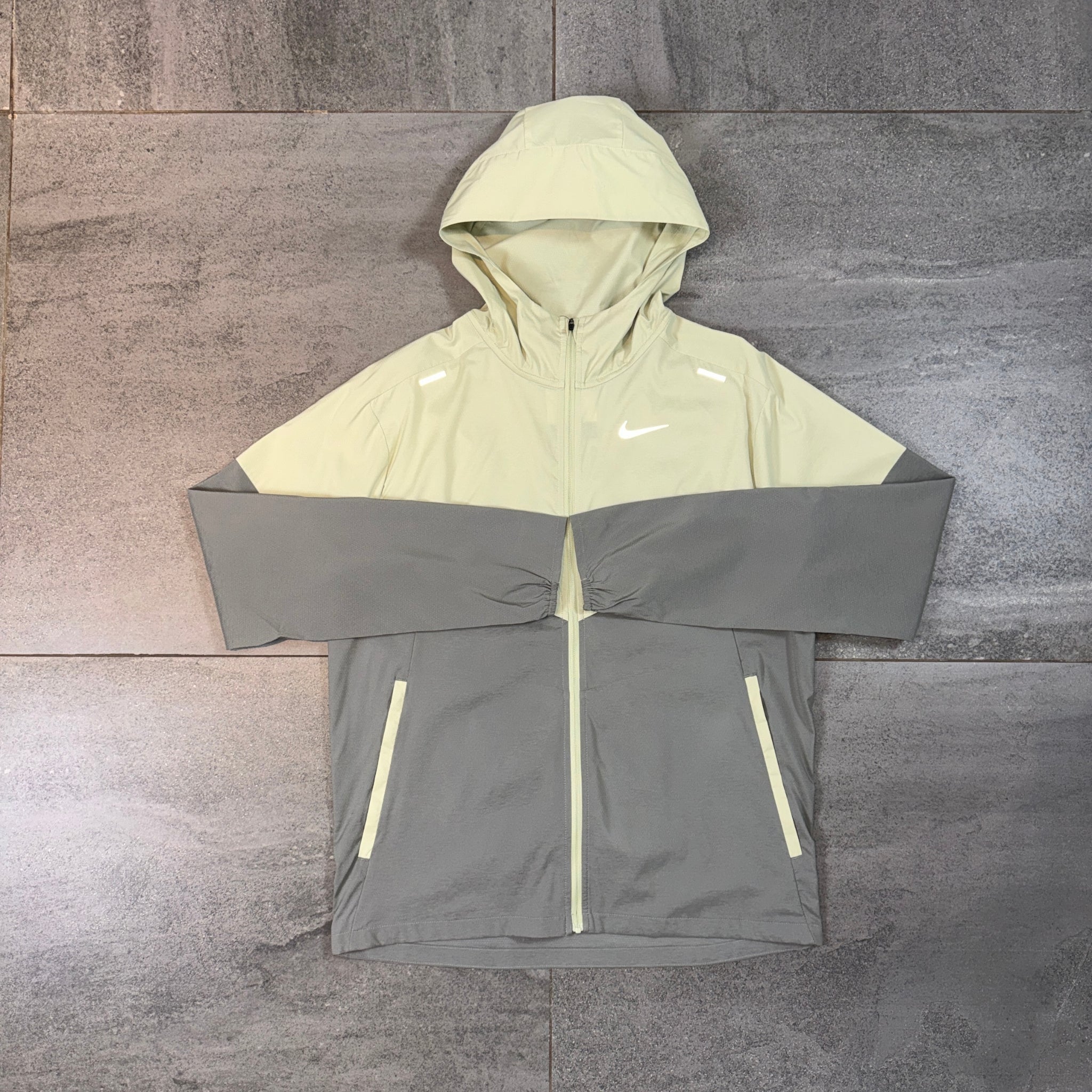 Nike Windrunner & Challenger Shorts Set 'Olive Aura/Grey'