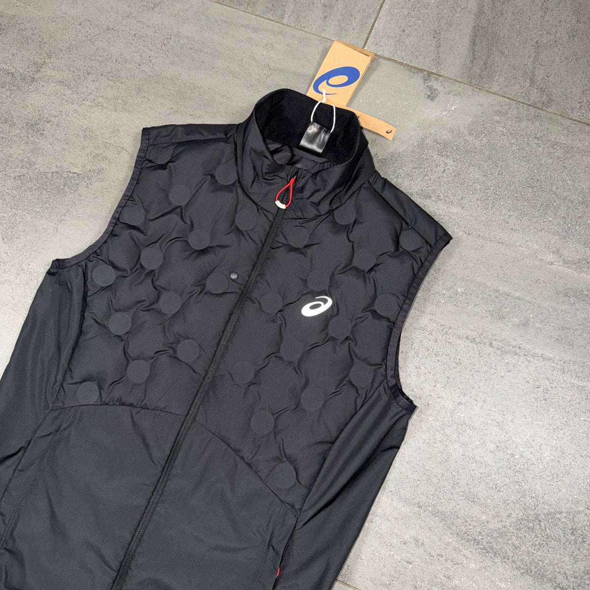 ASICS Run Gilet in black shown at an angle with quilted detailing and sleeveless running design
