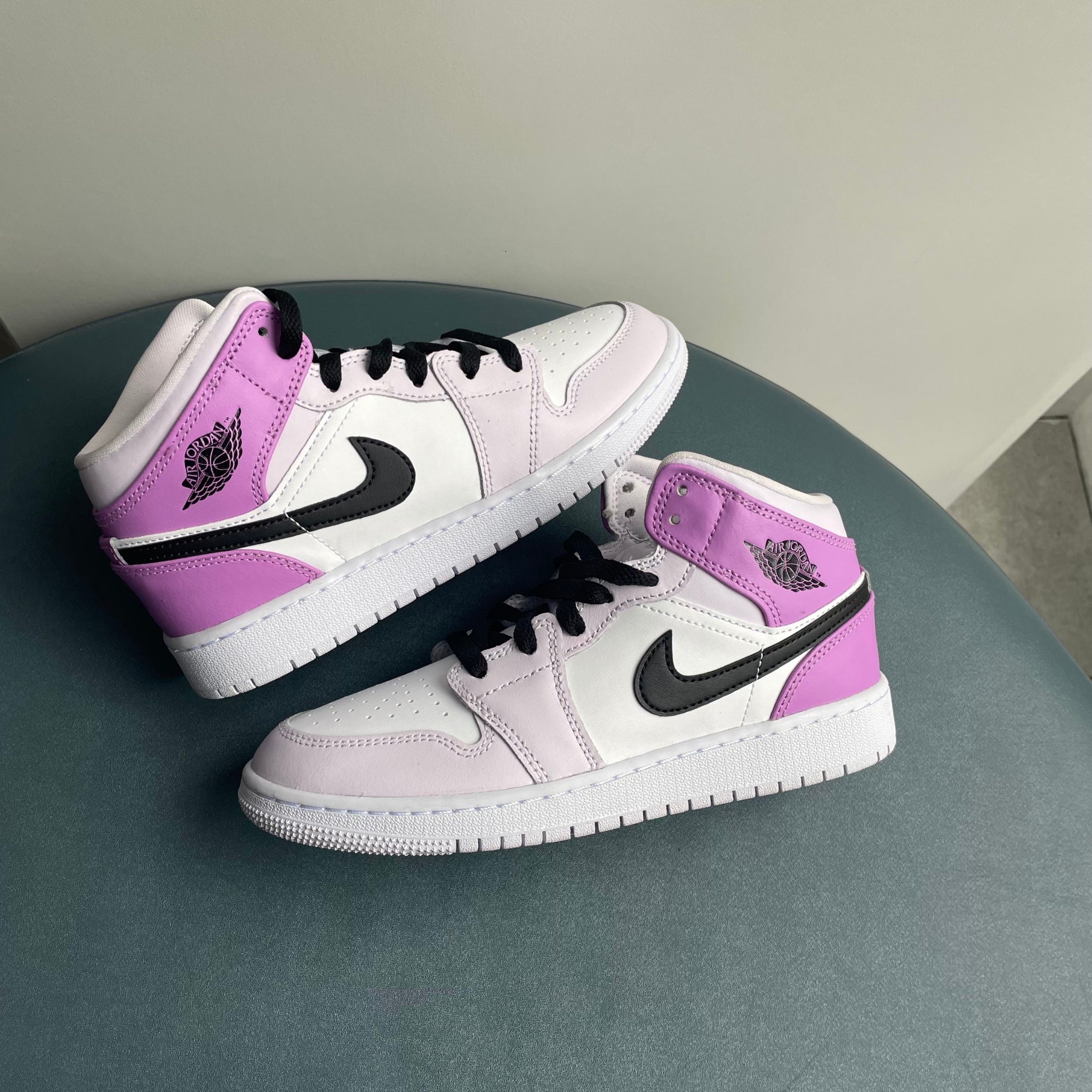 Nike Air Jordan 1 Mid Barely Grape GS trainers