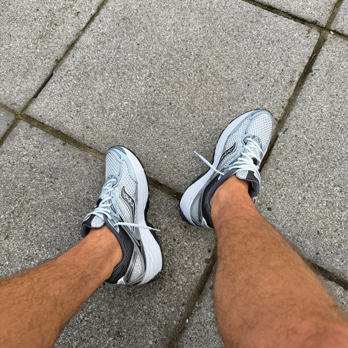 Saucony ProGrid Omni 9 Microchip grey trainers on foot