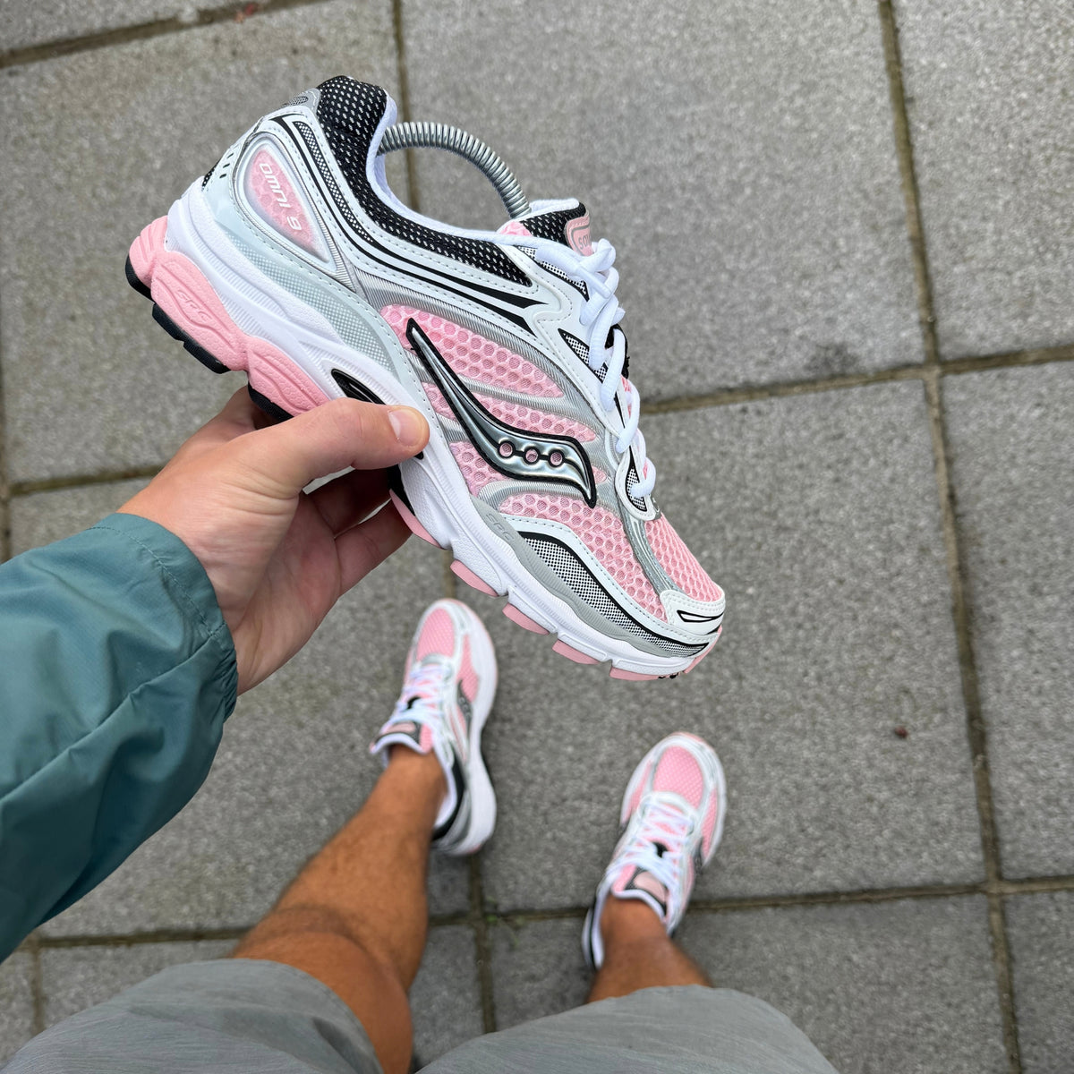 Saucony ProGrid Omni 9 White Touch pink trainers on foot