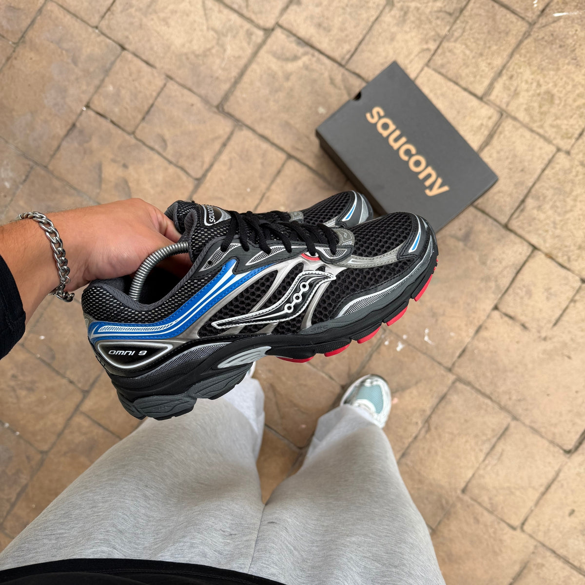 Saucony ProGrid Omni 9 Black Multi trainer close-up