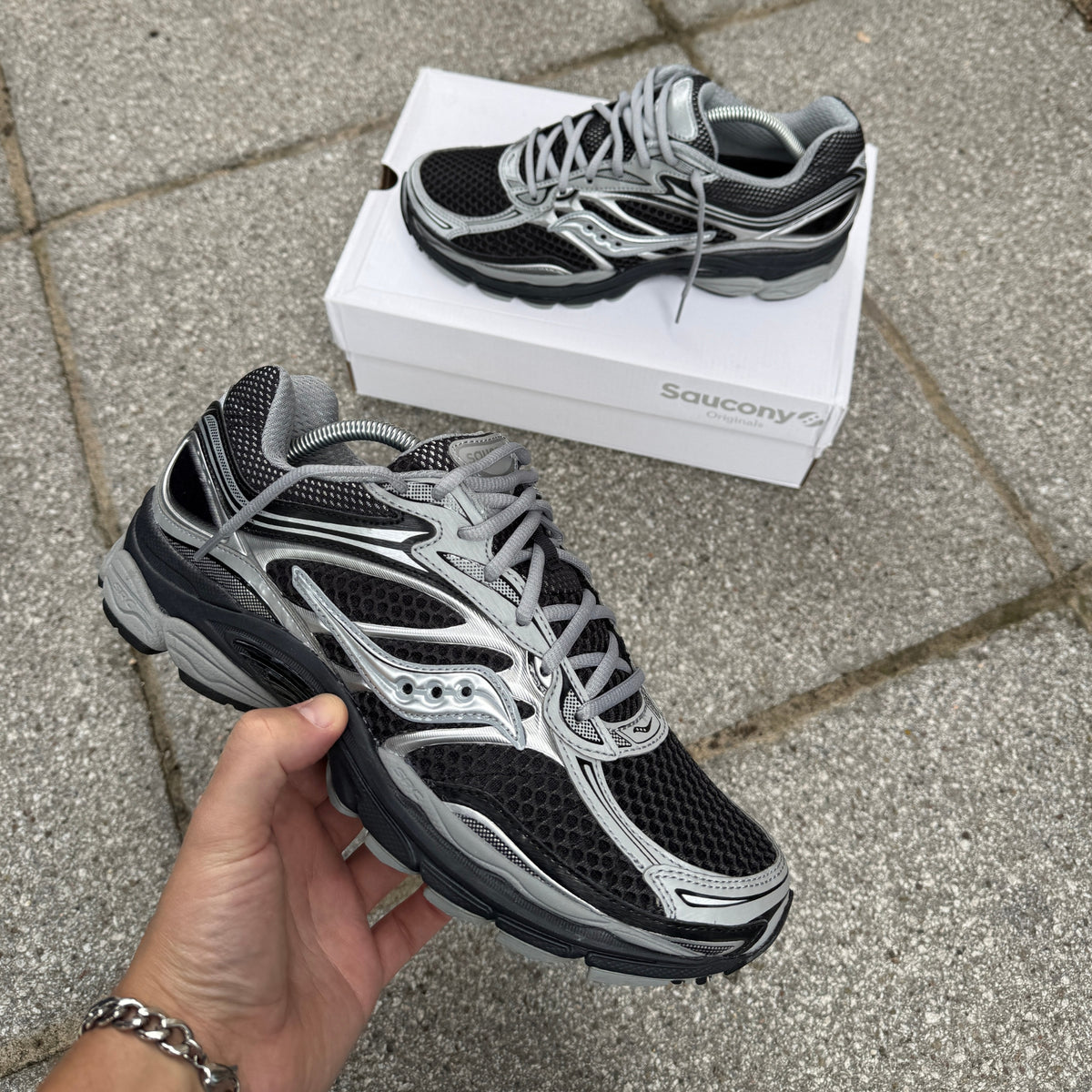 Saucony ProGrid Omni 9 Black Silver trainer close-up