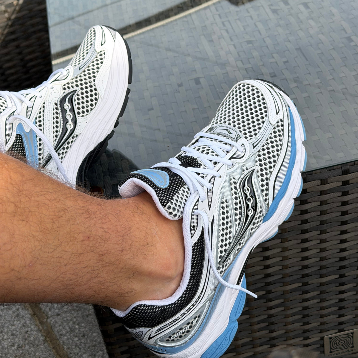 Saucony ProGrid Omni 9 Blissful Blue trainers on foot