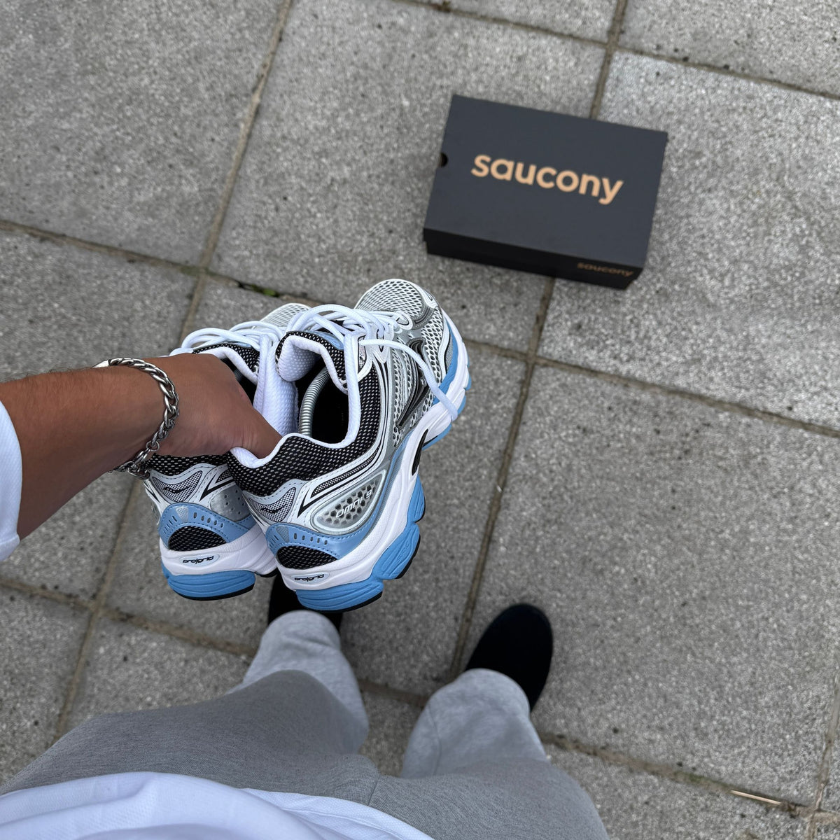 Saucony ProGrid Omni 9 Blissful Blue viewed from above highlighting the white laces and layered mesh upper
