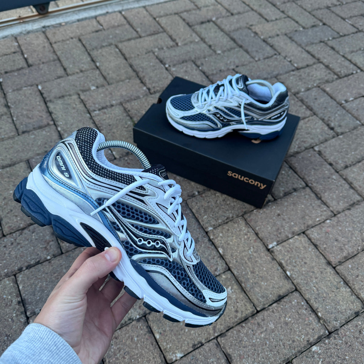 Saucony ProGrid Omni 9 Deep Navy trainer close