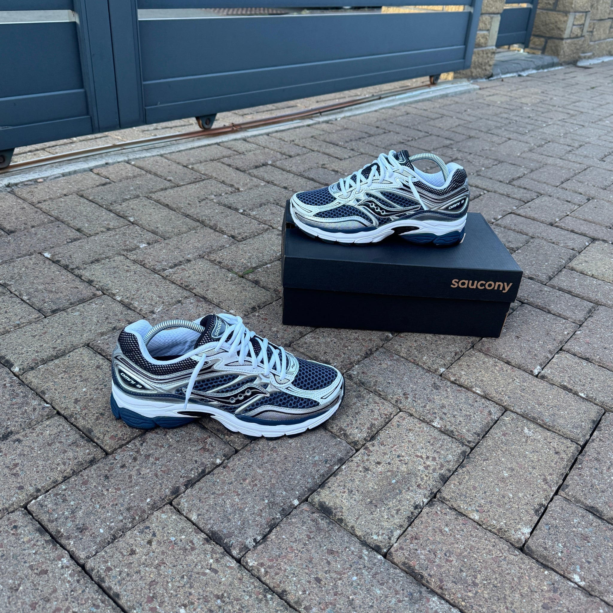 Saucony ProGrid Omni 9 Deep Navy trainers product view