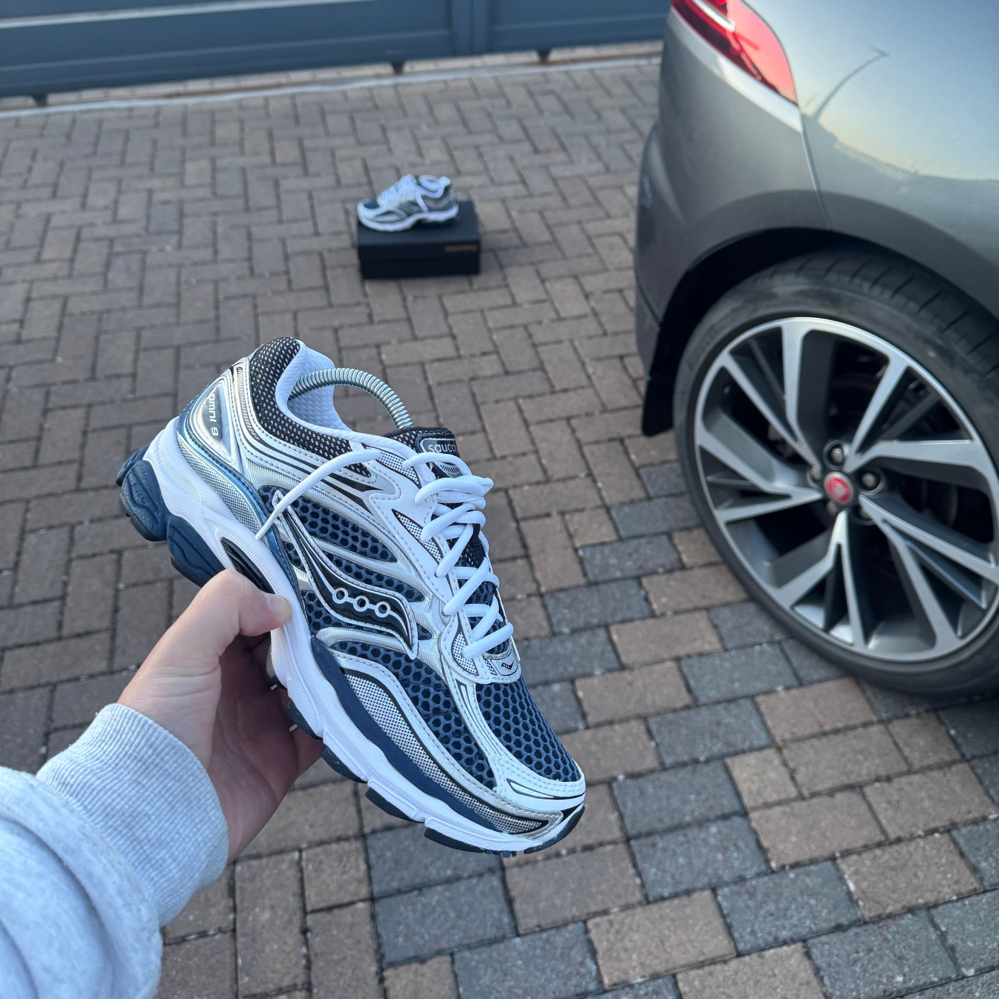 Saucony ProGrid Omni 9 Deep Navy trainer side view