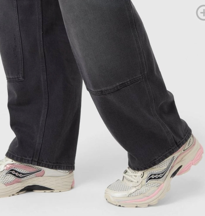 Saucony ProGrid Omni 9 Eggshell trainers worn on foot