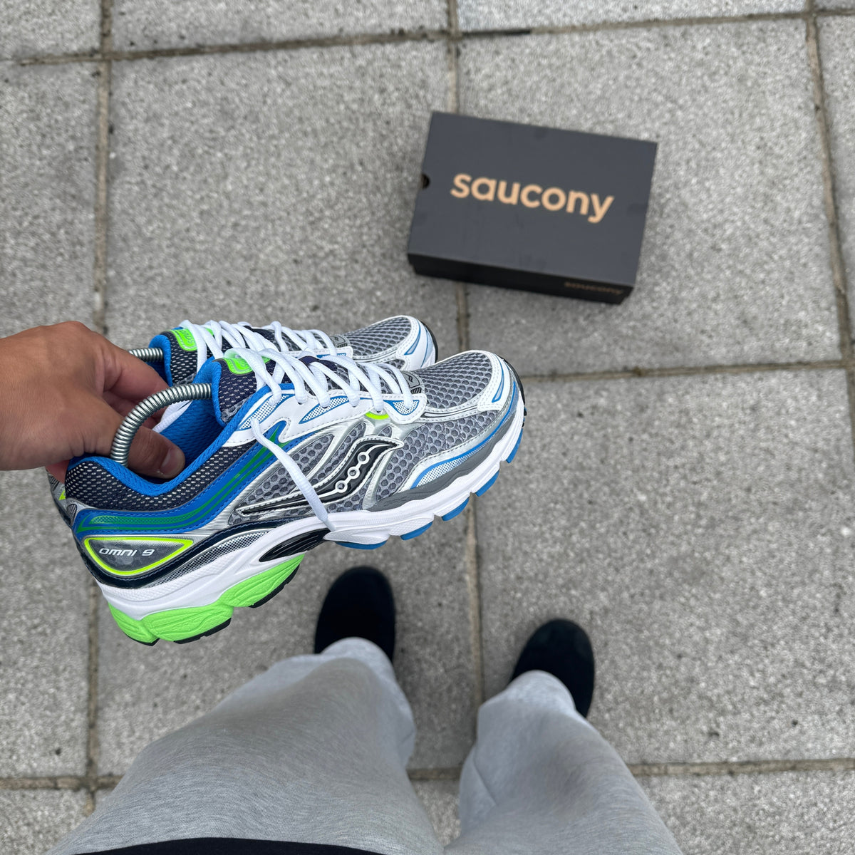 Saucony ProGrid Omni 9 Grey Slime Blue trainers on foot