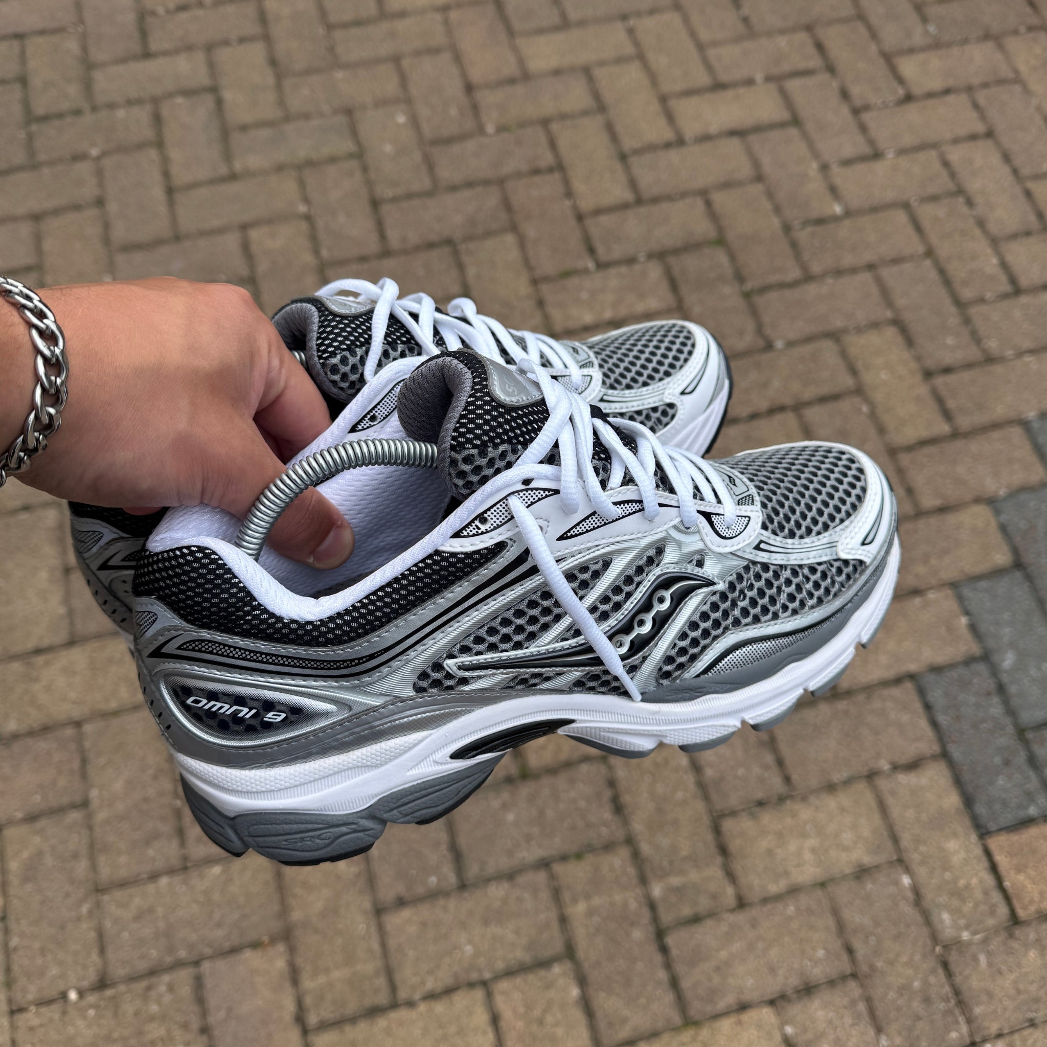 Saucony ProGrid Omni 9 Silver Grey trainers