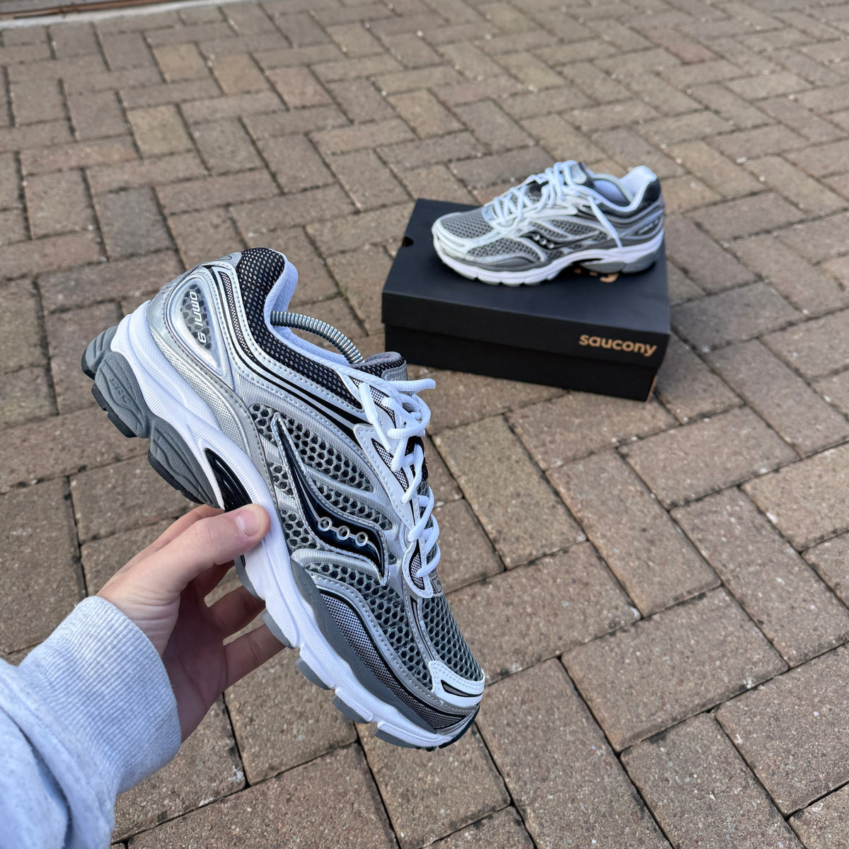 Saucony ProGrid Omni 9 Silver Grey trainer on foot