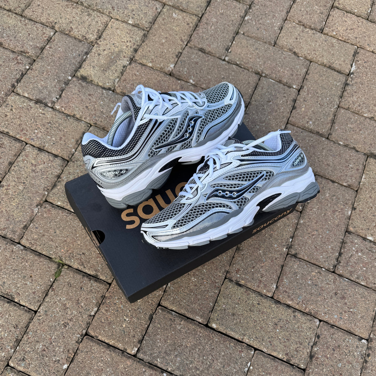 Saucony ProGrid Omni 9 Silver Grey trainers product view
