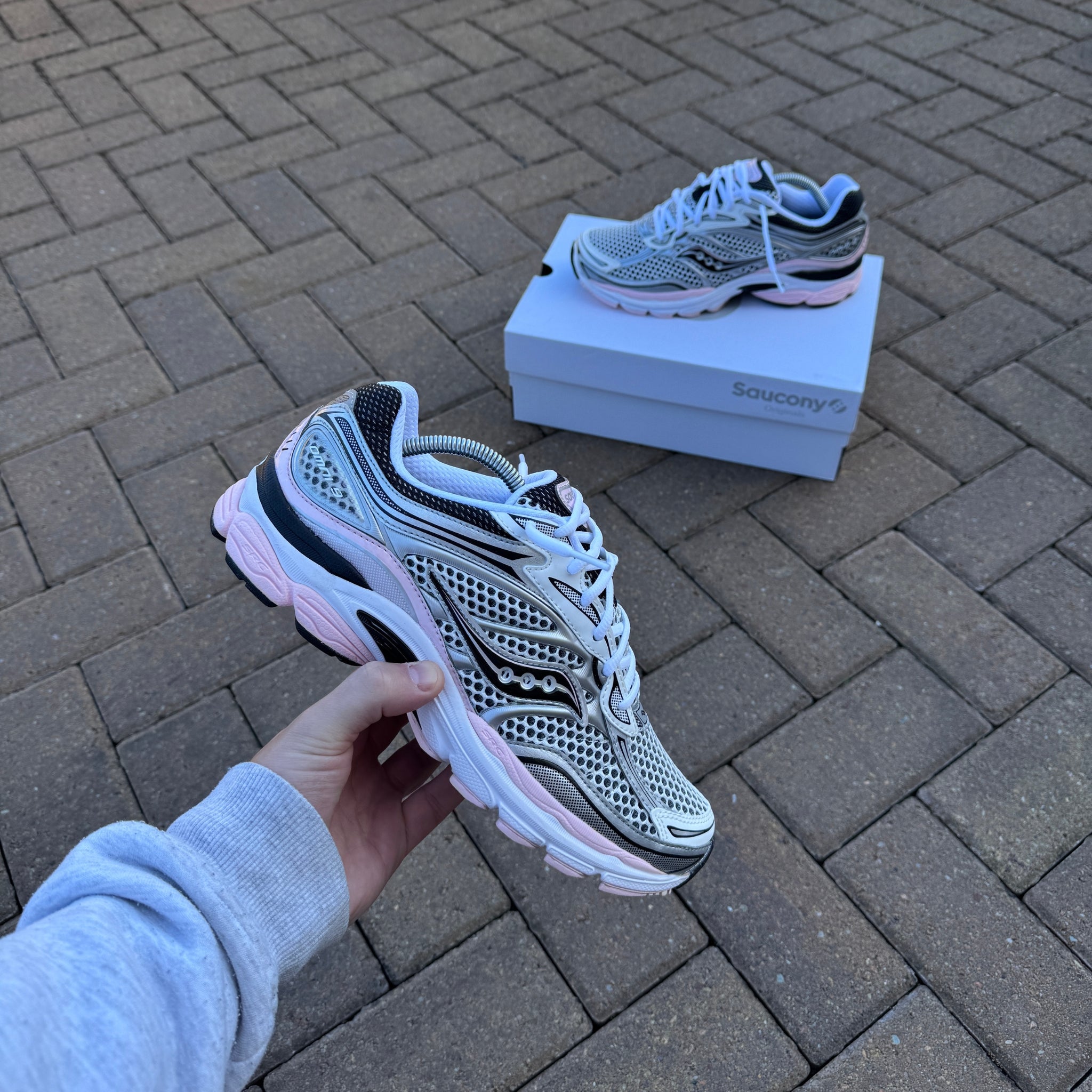 Saucony ProGrid Omni 9 Silver Pink trainer