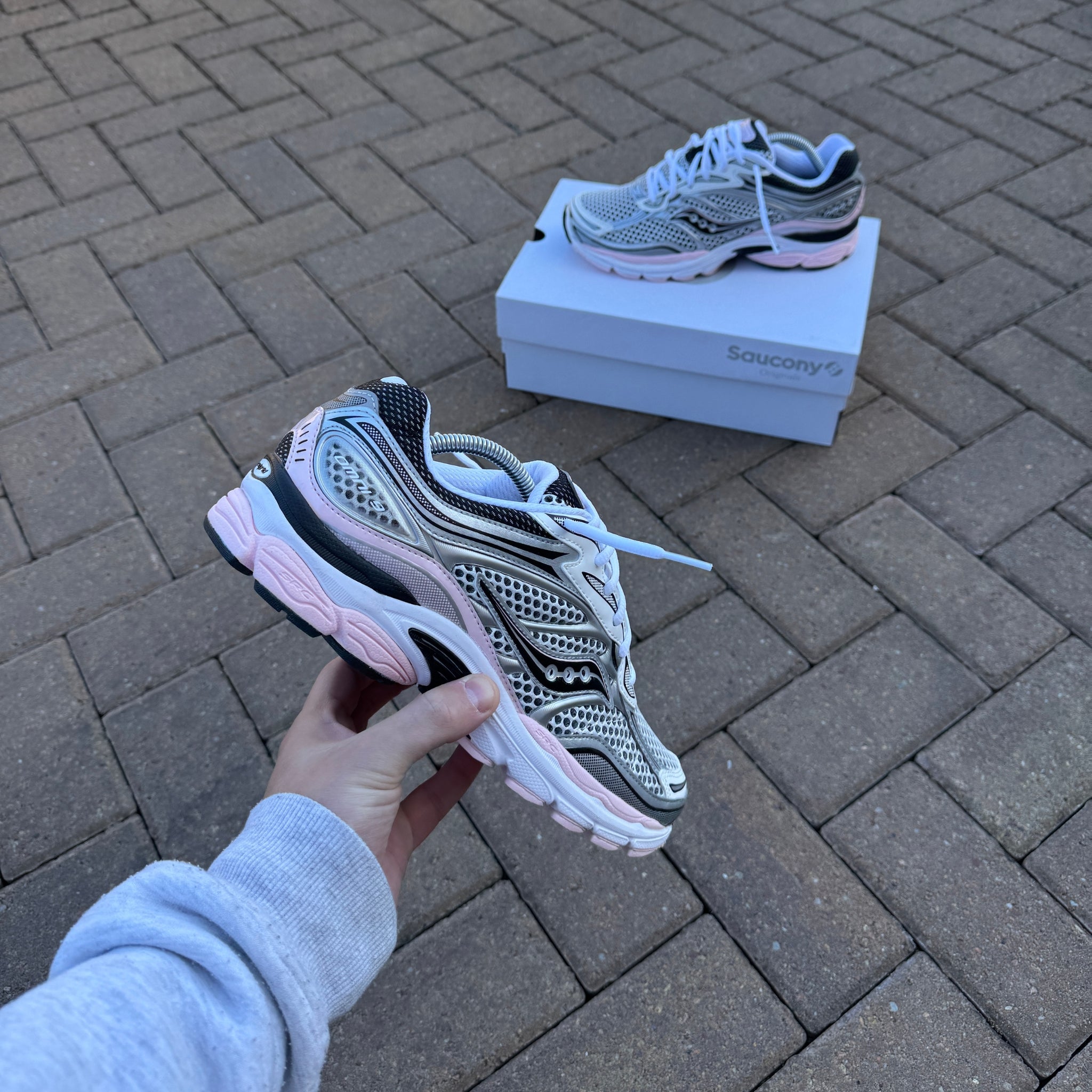 Saucony ProGrid Omni 9 Silver Pink trainers product view
