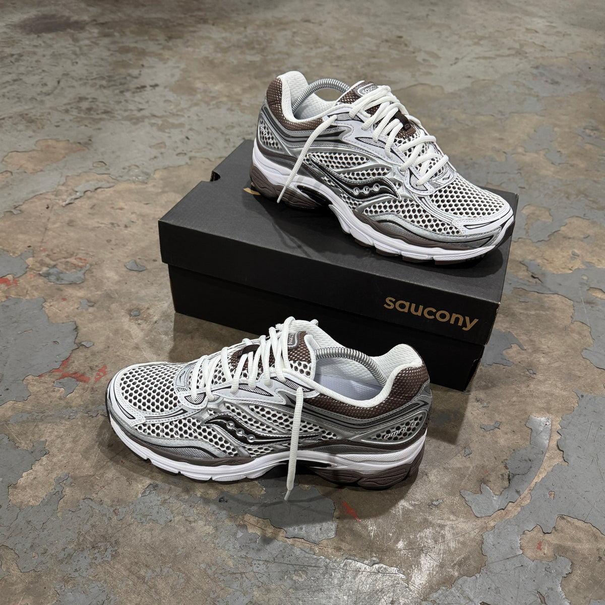 Top view of Saucony ProGrid Omni 9 White Brown trainers