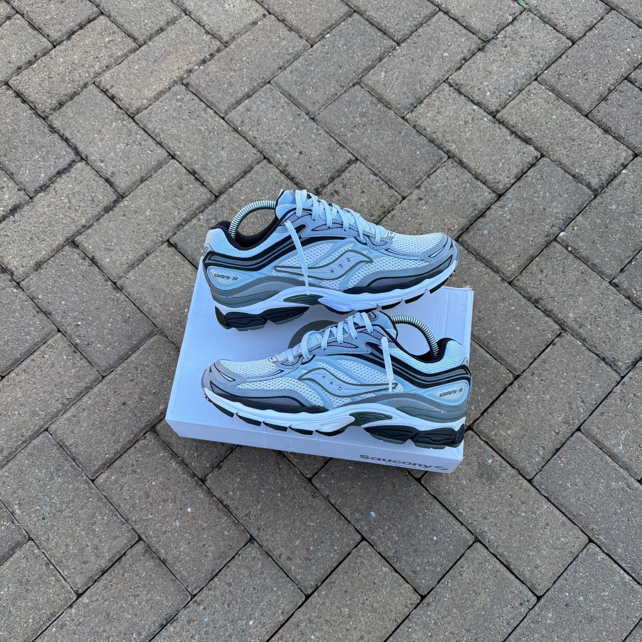 Saucony ProGrid Omni 9 White Grey trainers