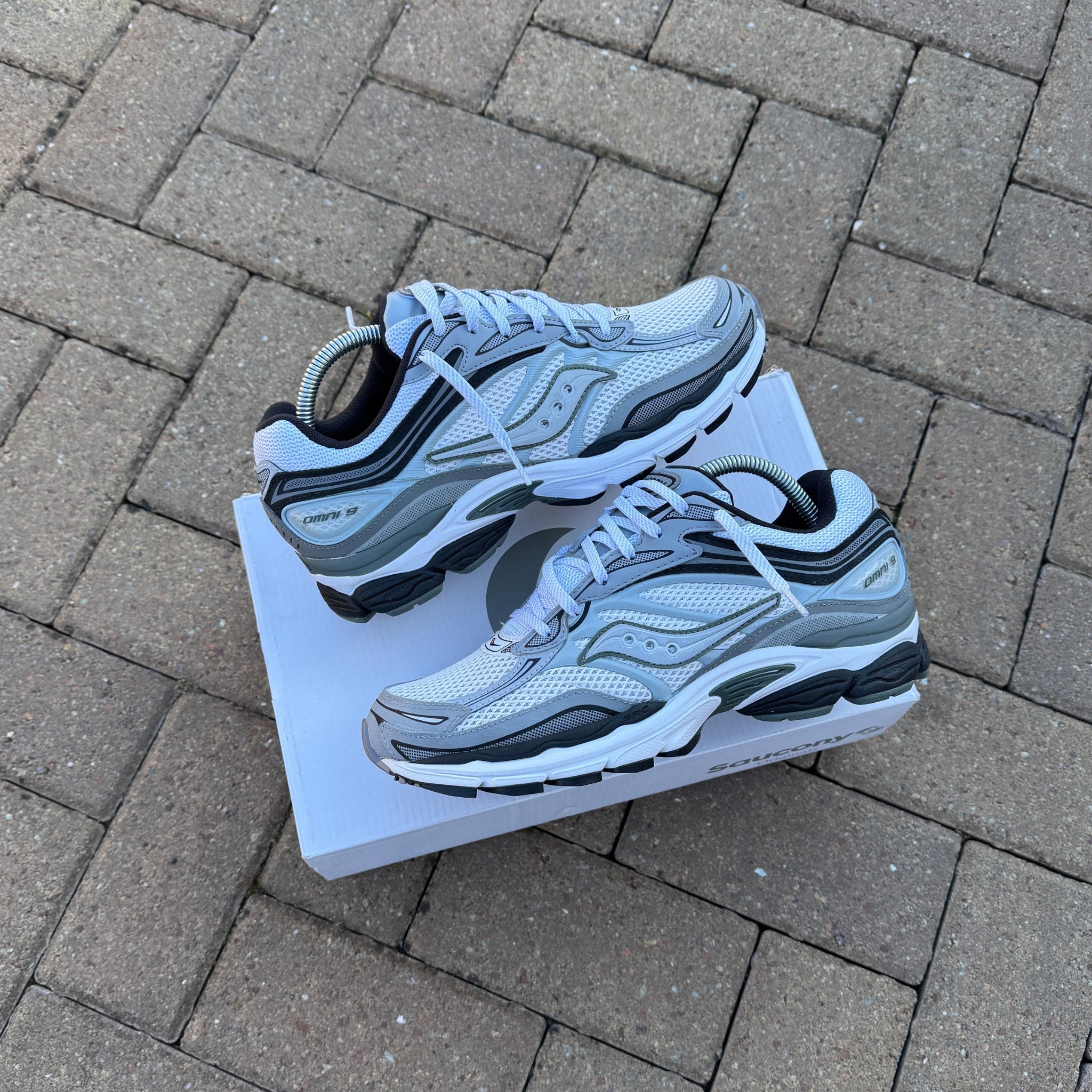 Saucony ProGrid Omni 9 White Grey trainers product view