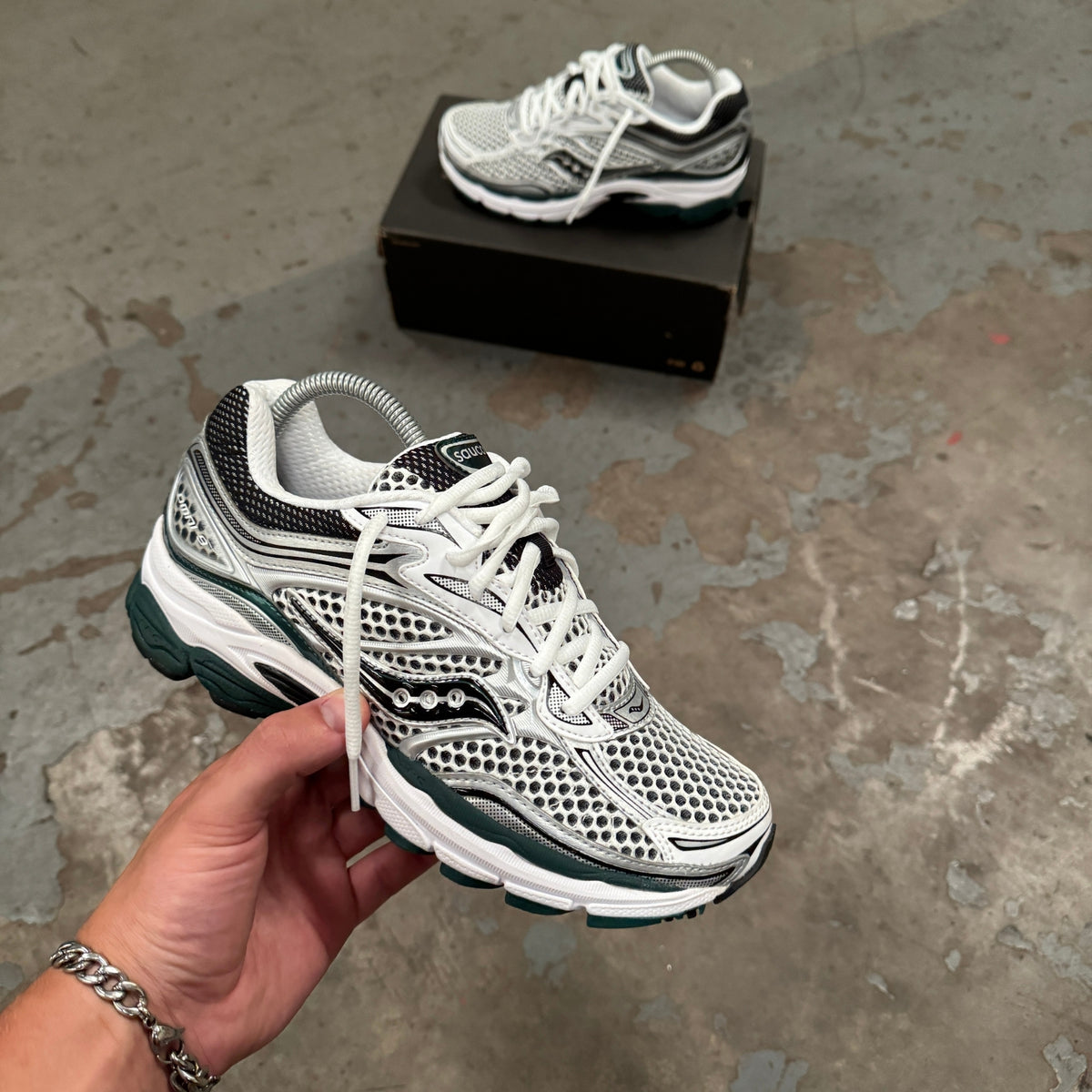 Saucony ProGrid Omni 9 White Pine Green trainer close-up