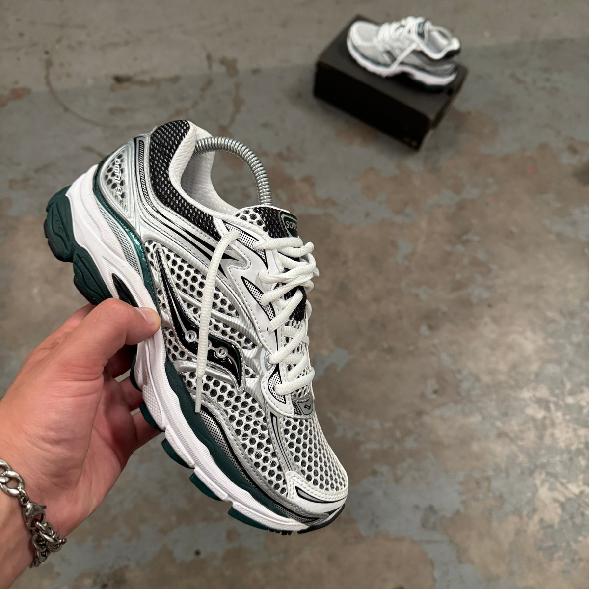 Saucony ProGrid Omni 9 White Pine Green trainer