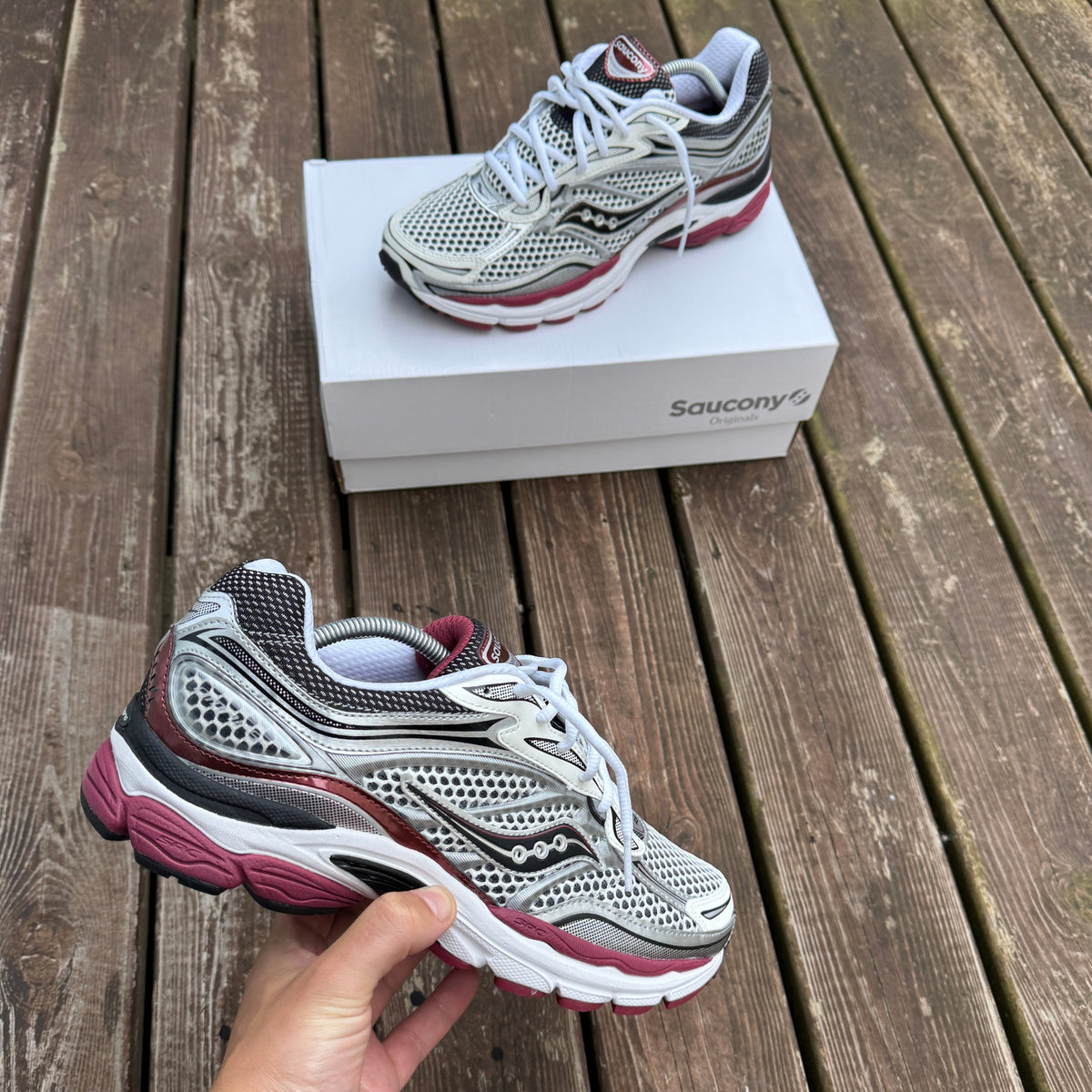 Saucony ProGrid Omni 9 White Silver Red trainers side profile