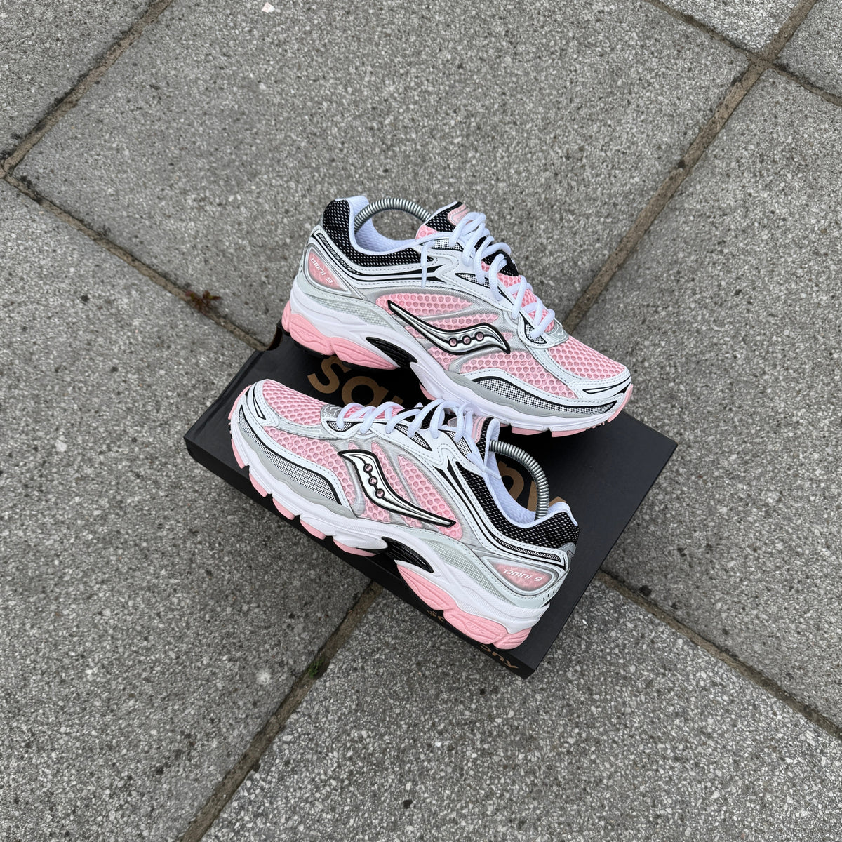 Saucony ProGrid Omni 9 White Touch pink trainers pair