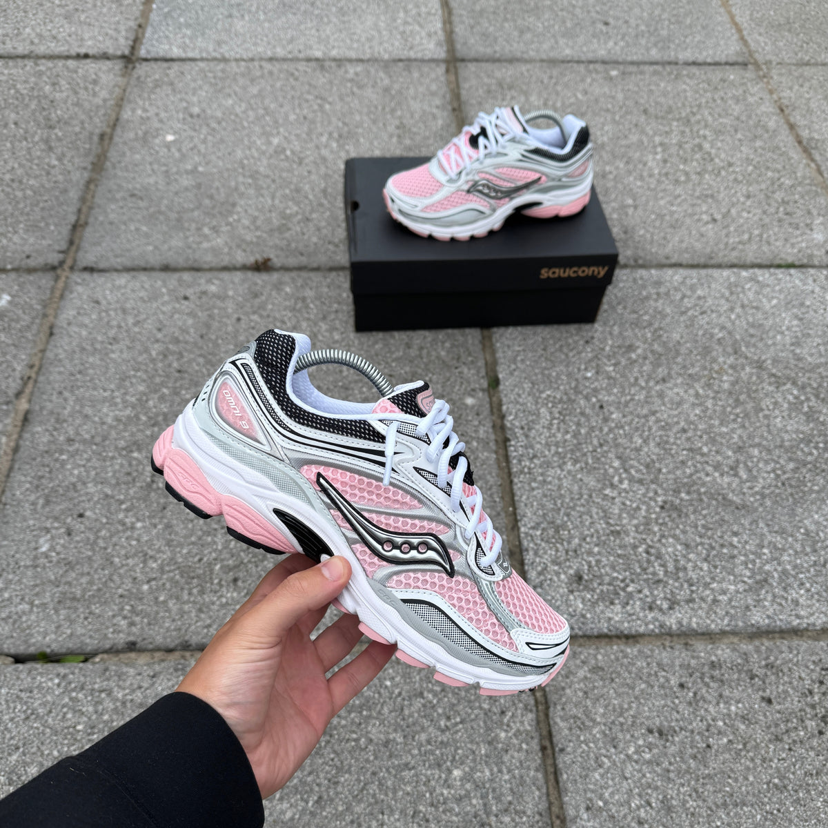 Saucony ProGrid Omni 9 White Touch trainers side view